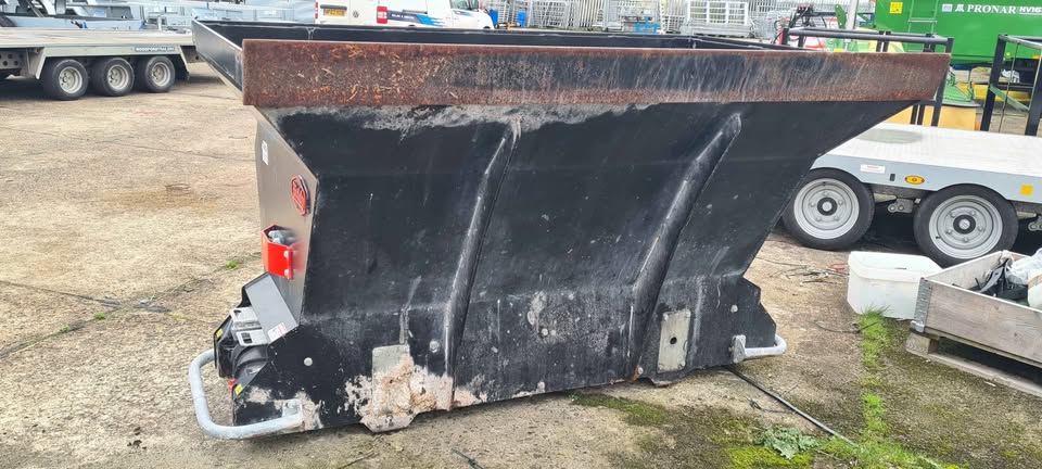 Biddy cubicle bedder only 2 seasons work. 1.6m wide x 4ft x 4ft 6 deep3